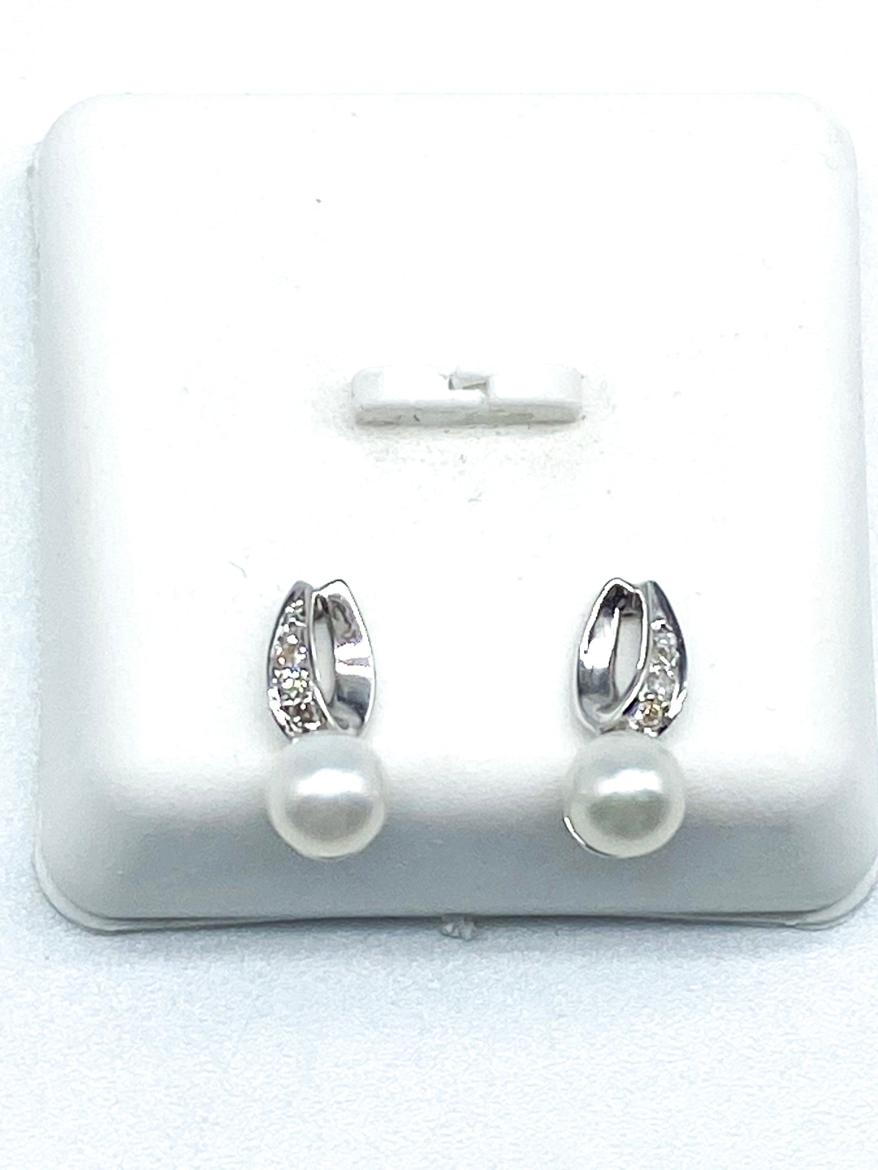 Round Brilliant Cut Pearl Diamond Earrings